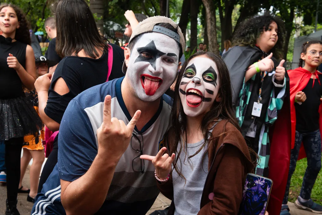 Pai e filha com maquiagem de rock