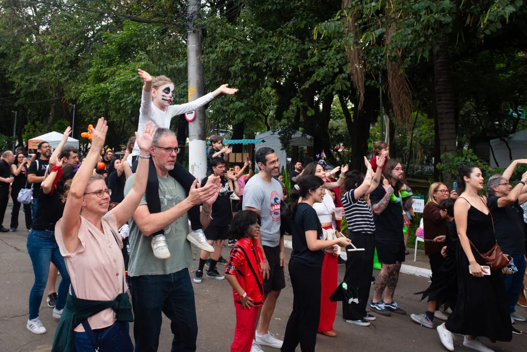 Plateia de pé acompanhando as apresentações
