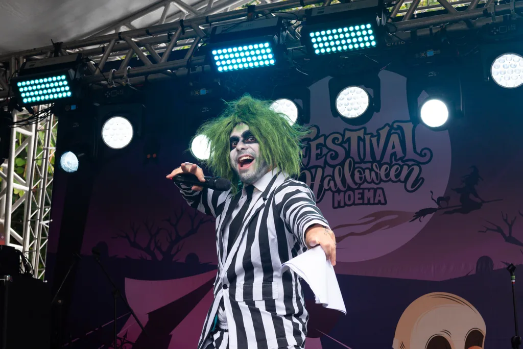 O apresentador Beetlejuice comandando o palco
