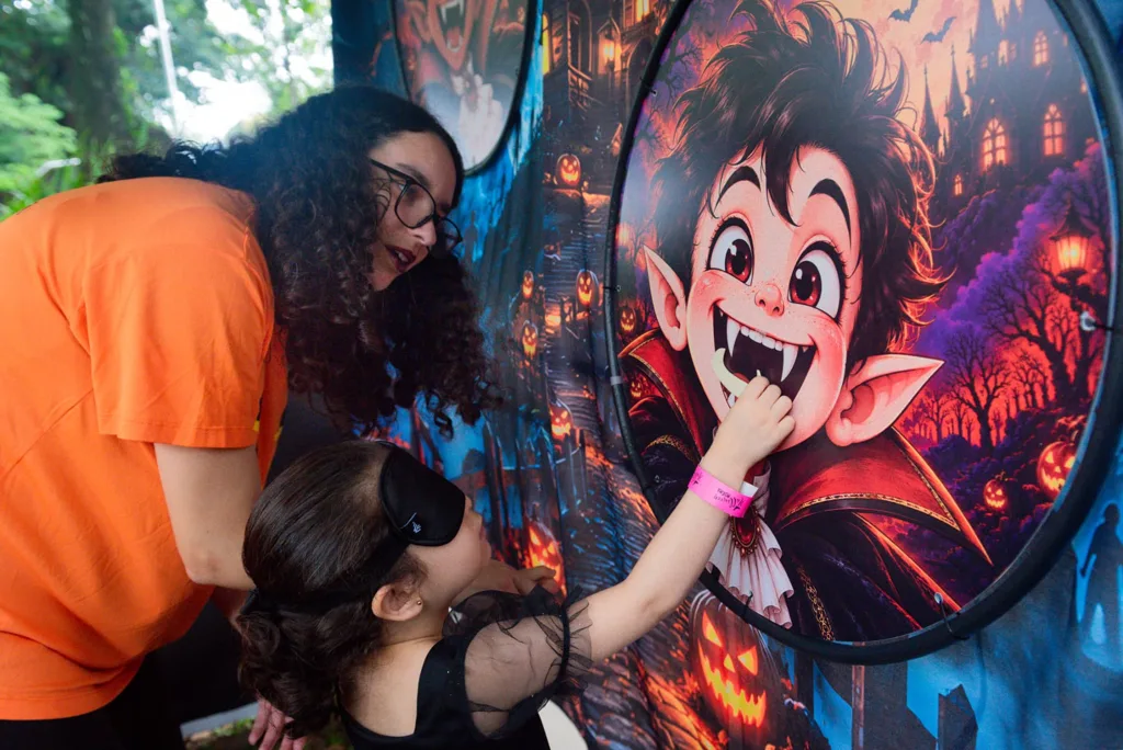 Brincadeira com o vampiro na Trilha do Halloween