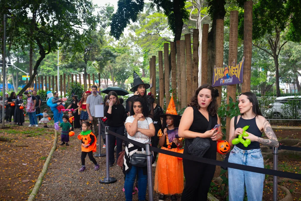 Famílias na fila da trilha, com seus baldinhos