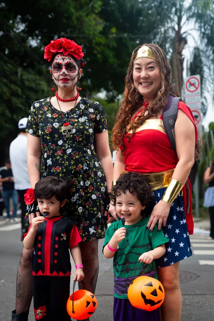 Mães e filhos fantasiados para a festa