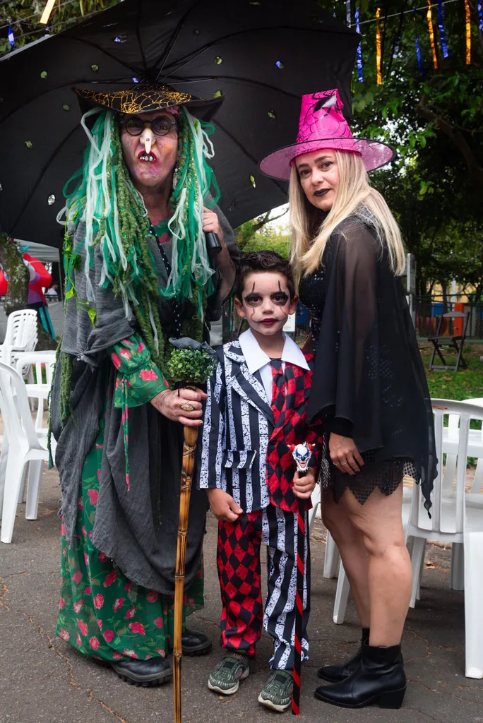 A bruxa e as famílias fantasiadas