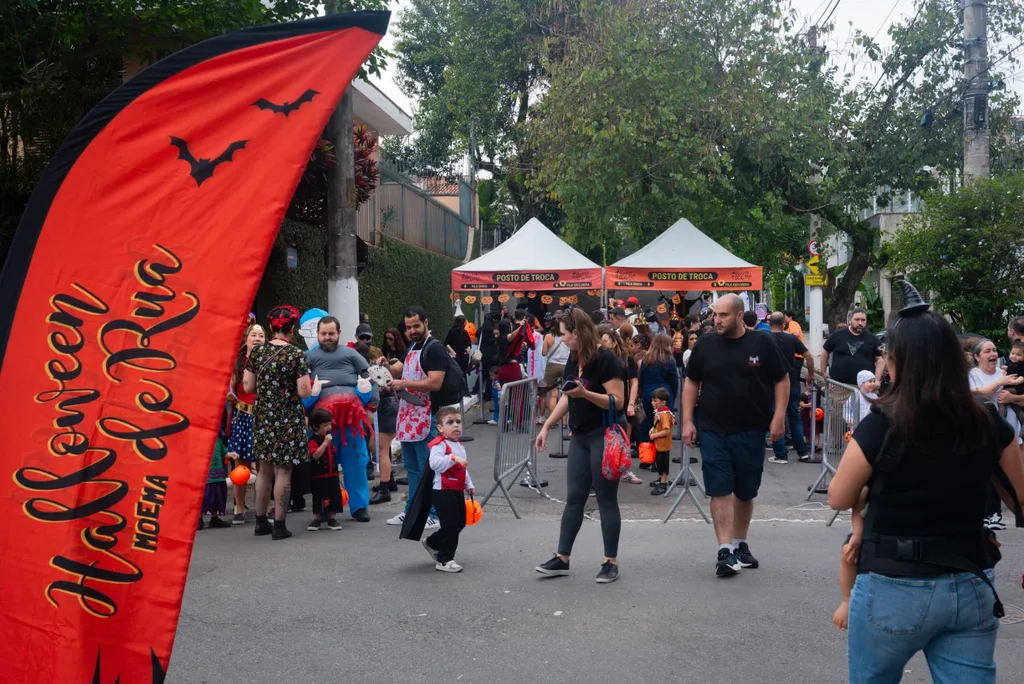 Entrada do festival na rua, com postos de troca de fichas