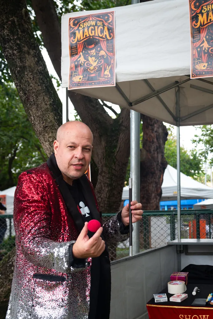 O mágico pronto para mais um show de mágica