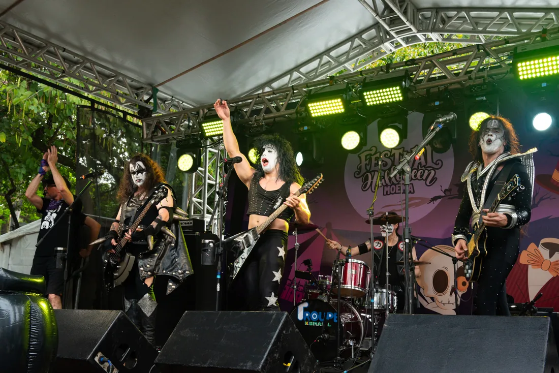 Banda caracterizada de KISS tocando no palco durante o show Kiss for Kids no Festival Halloween Moema